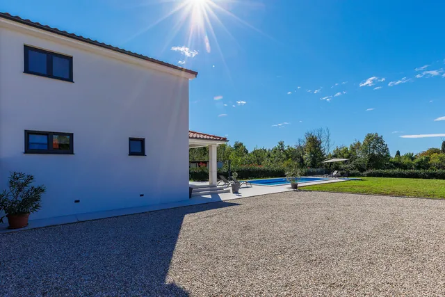Villa Eroa — Pool und Außenbereich (02)