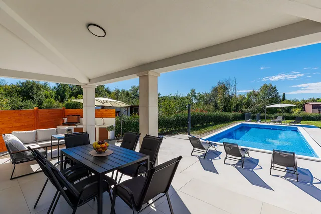 Villa Eroa — Pool und Außenbereich (06)