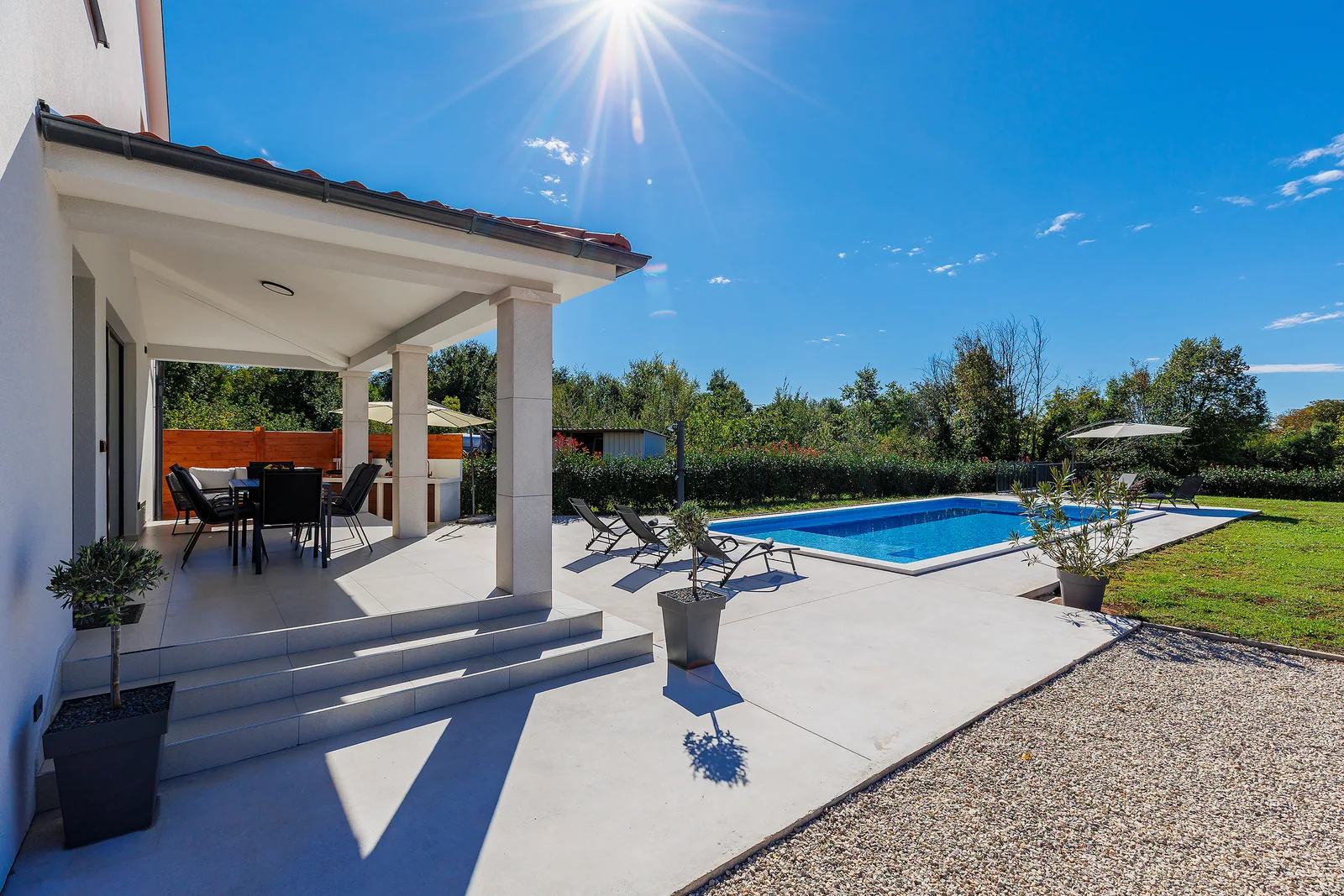 Villa Eroa — Pool und Außenbereich (04)